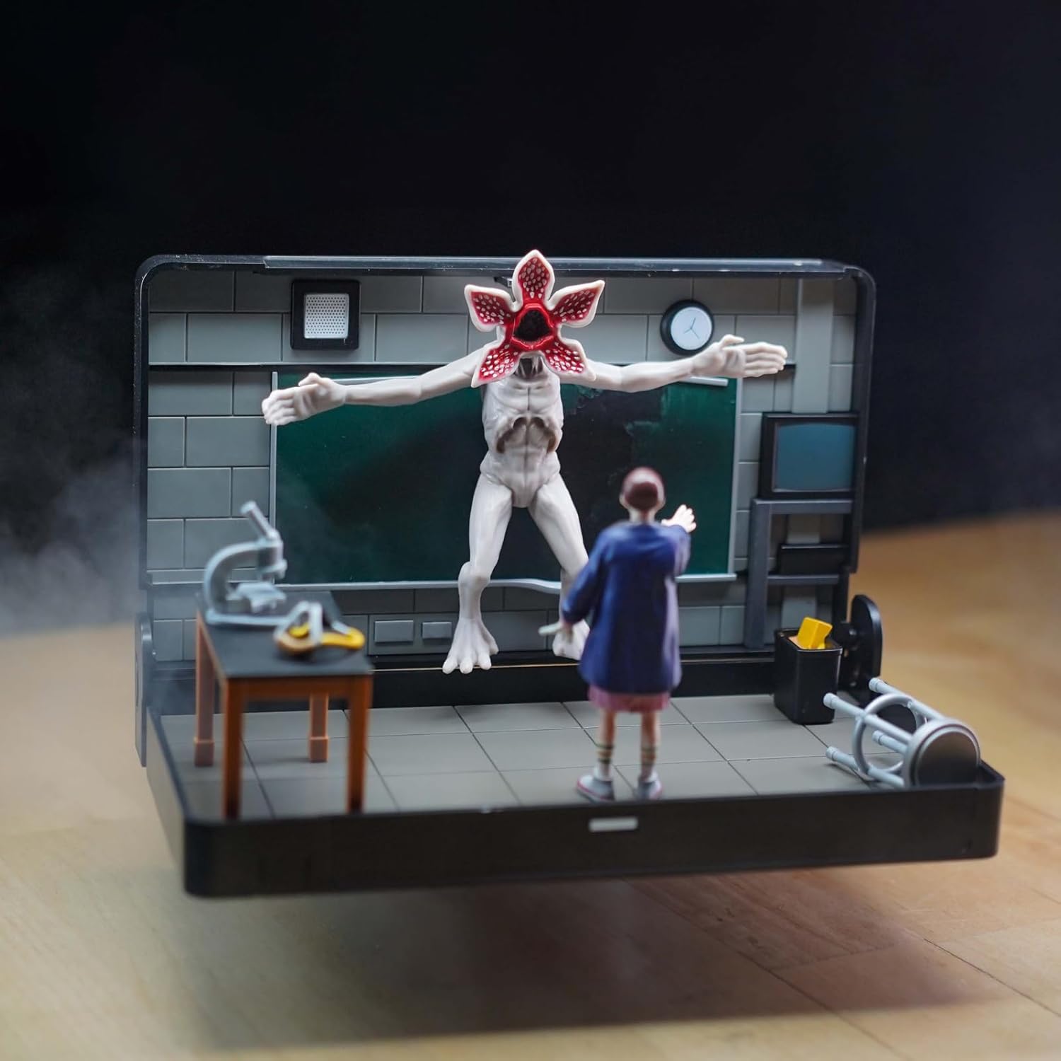 VHS Stars Stranger Things Eleven vs. Demogorgon Diorama Playset - Toys - New - CaveGamers - Image 2